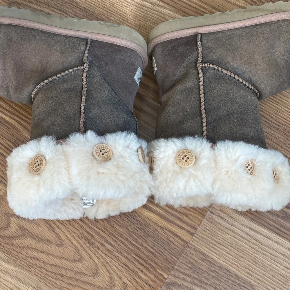 UGG Brown Boots Sz 7 with Buttons for Shearling Knit Cuffs (Cuffs Missing)